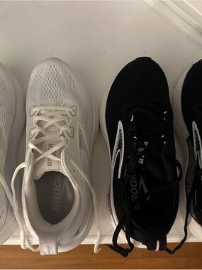 7.5 WIDE Women’s Brooks Running Shoes in White and Black